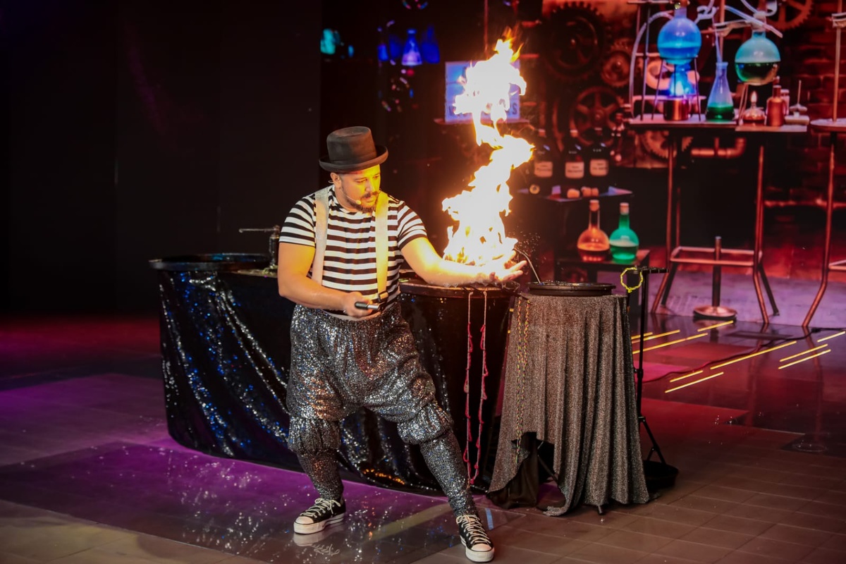 El Mago de las Mega Burbujas presenta su espectáculo familiar en Montevideo y el interior