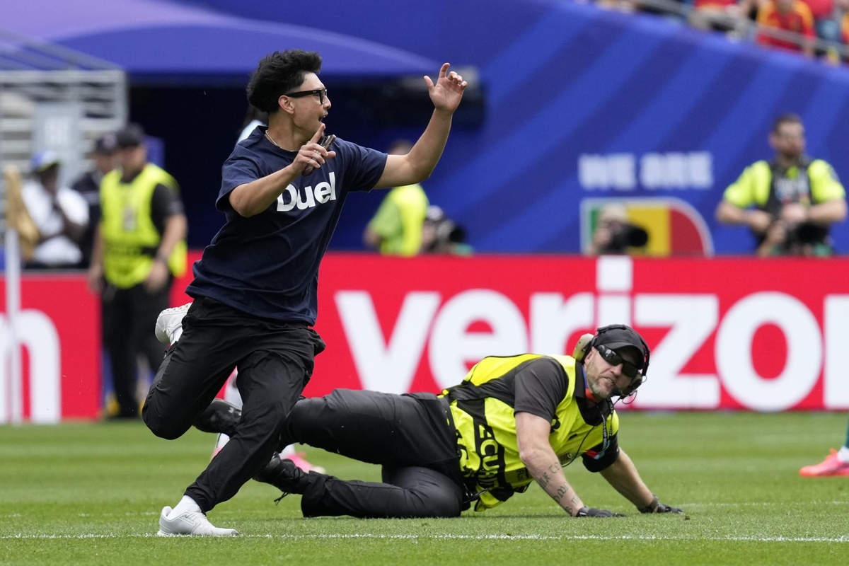 Mundial 2026: hinchas invadieron la cancha en Bélgica-Senegal, pero la TV no los filmó
