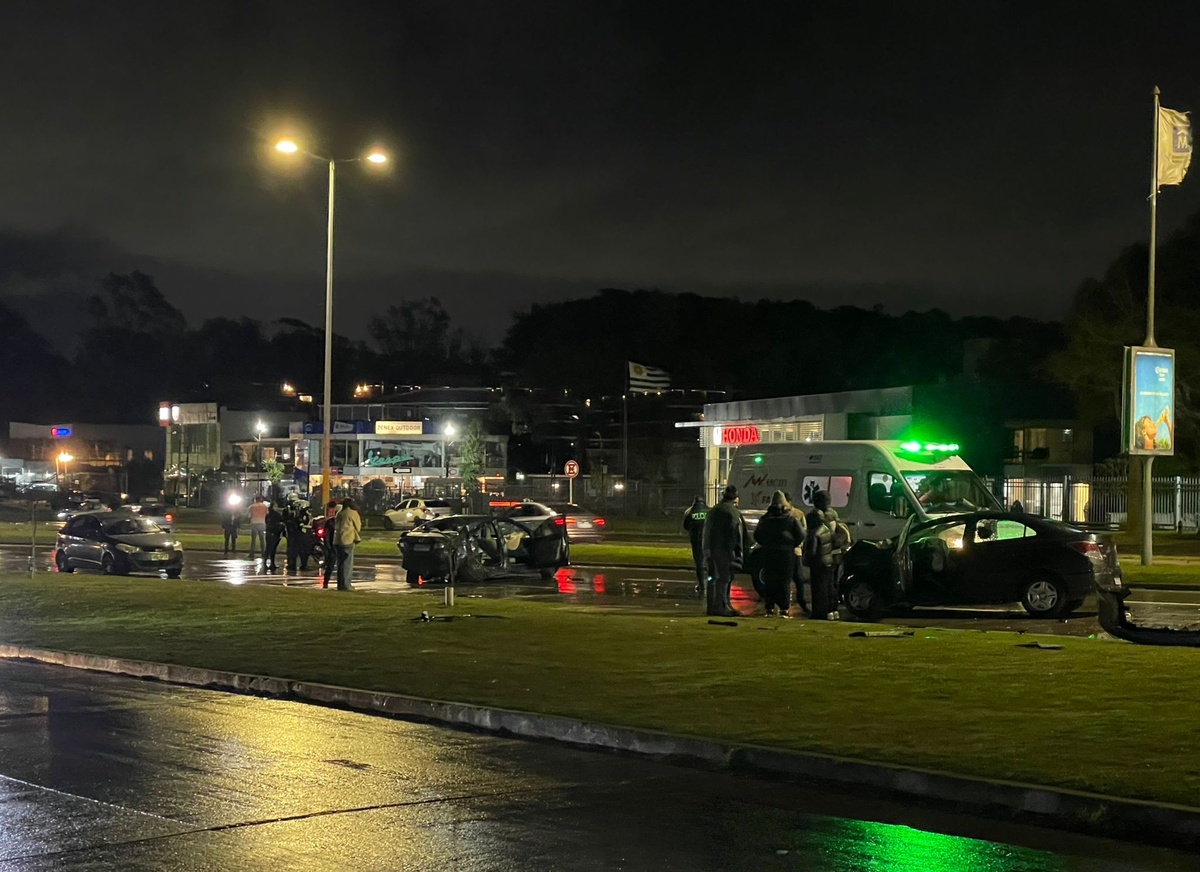 Tres vehículos chocaron esta tarde en Punta Gorda; dos personas resultaron heridas