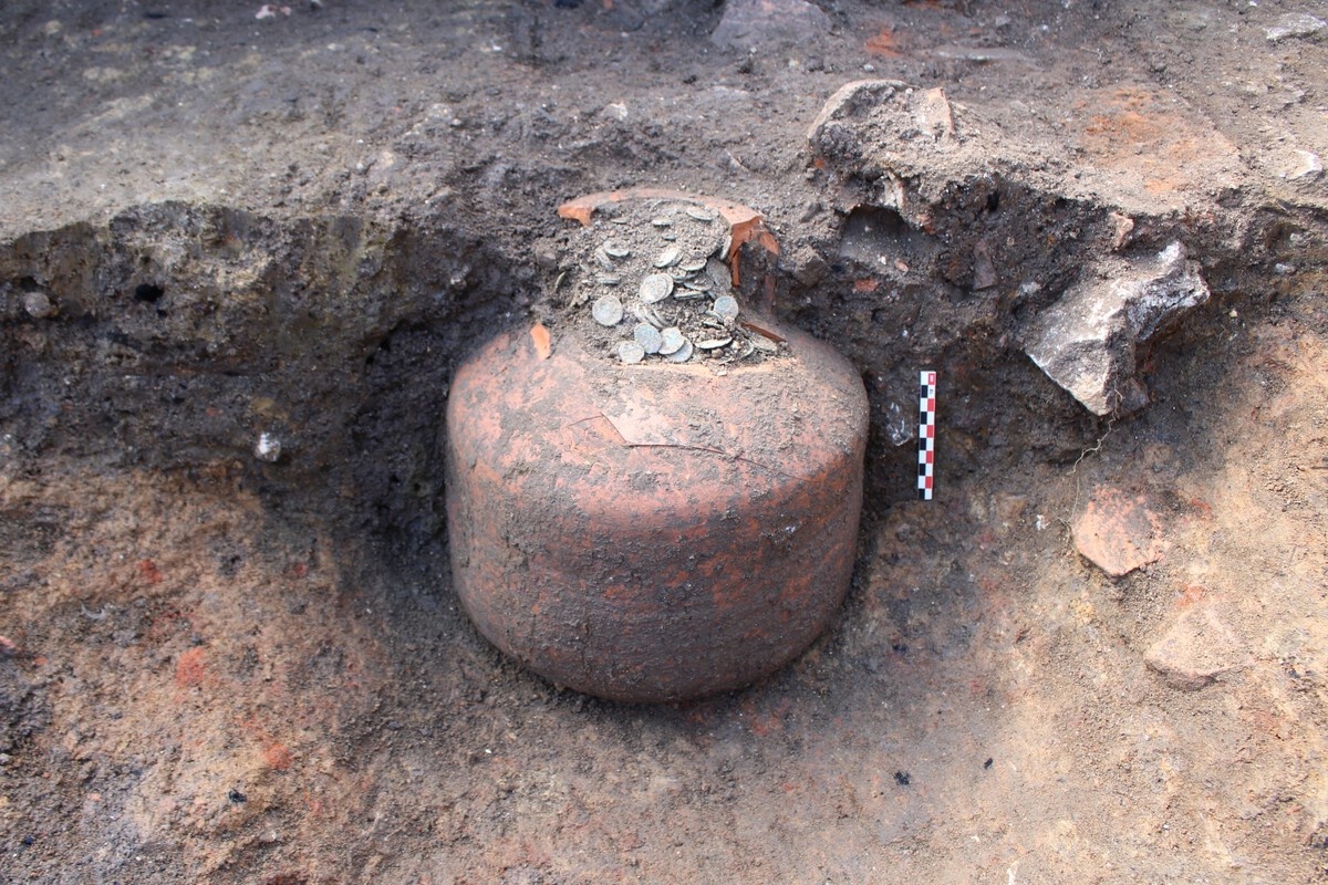 Hallan en Francia un tesoro oculto durante casi 1.800 años: más de 20.000 monedas romanas
