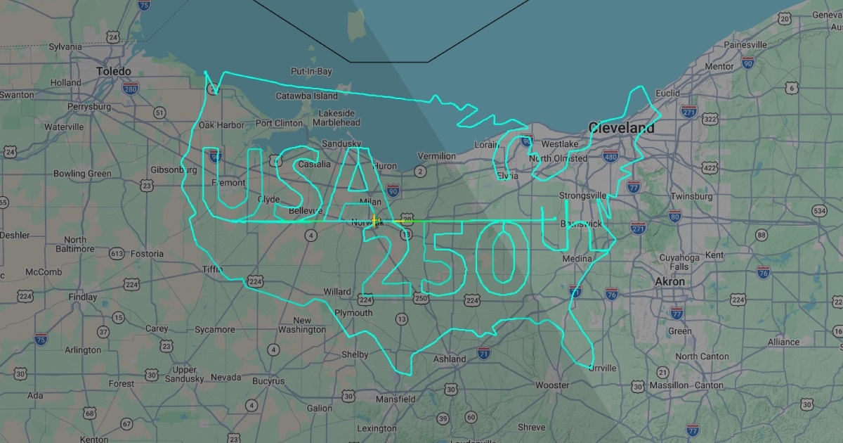 Piloto dibujó el mapa de Estados Unidos con su vuelo por los 250 años de la independencia
