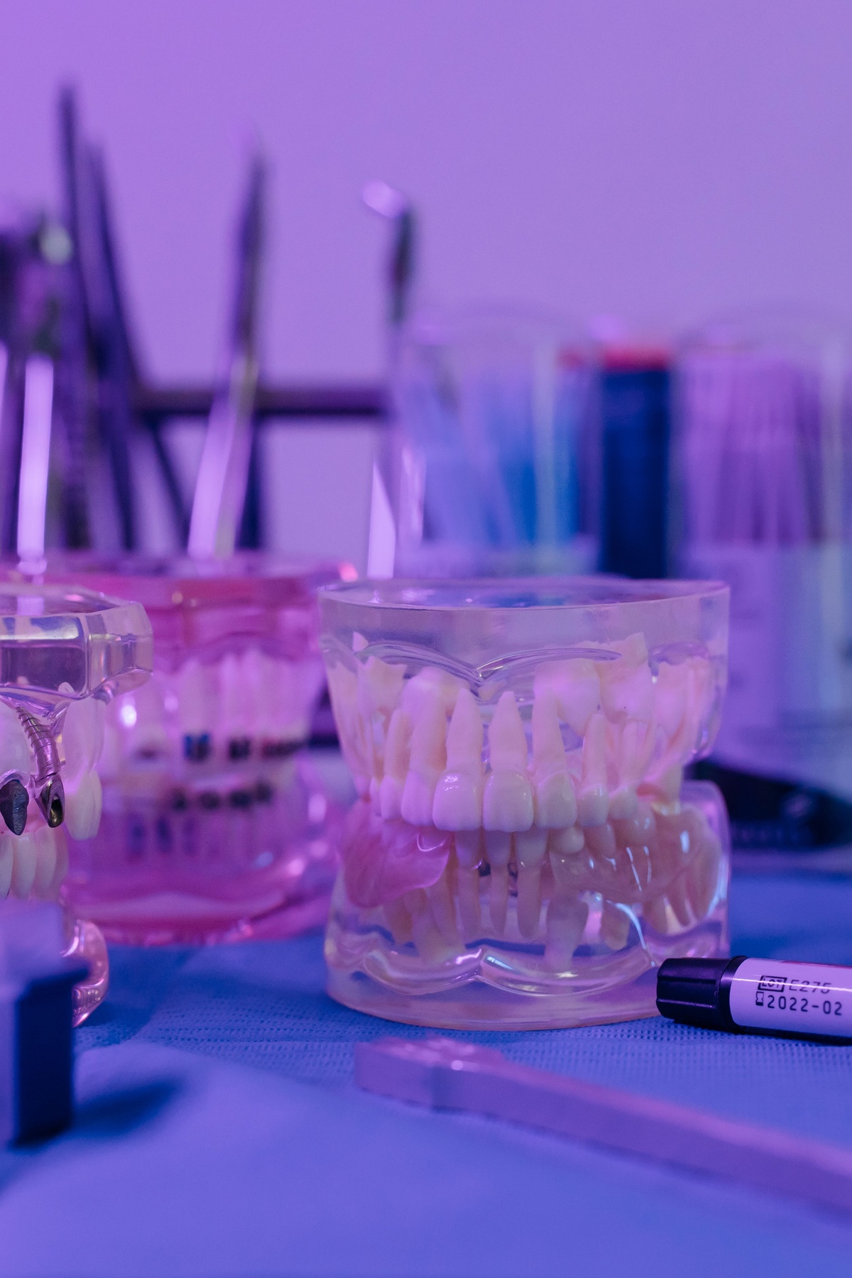 Se tragó los dientes: extraen prótesis dental de cinco centímetros de esófago de un hombre