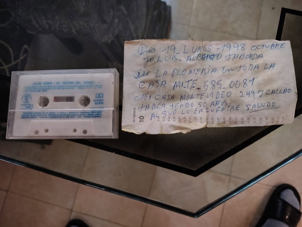 Plomero ocultó “cápsula del tiempo” con tangos en casa de un cliente y generó búsqueda