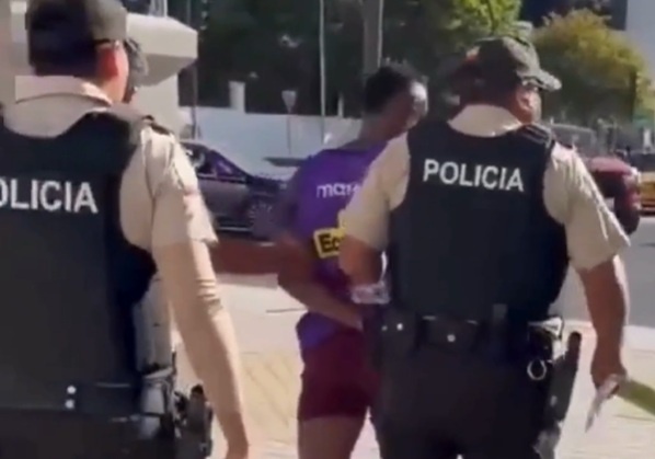 Ecuador: un futbolista calentaba para disputar un partido y se lo llevaron detenido