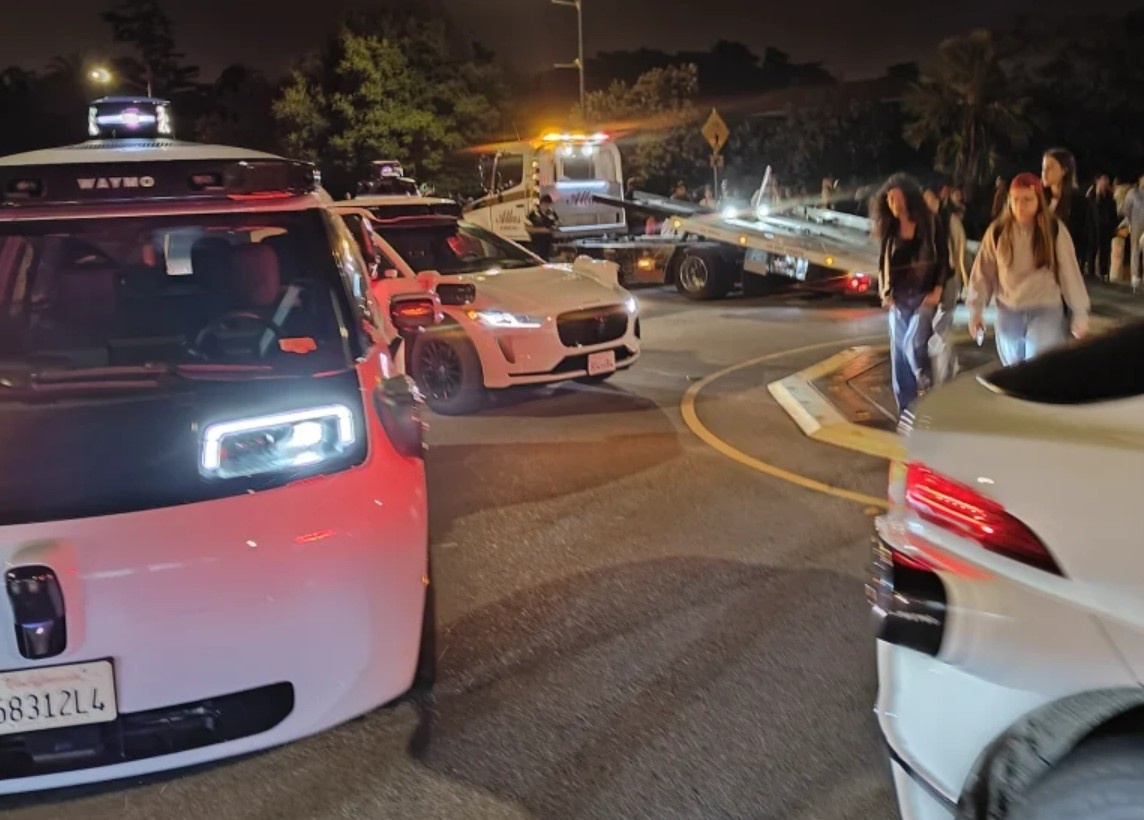 Señalan a los robotaxis Waymo como culpables del caos vehicular del 4 de julio