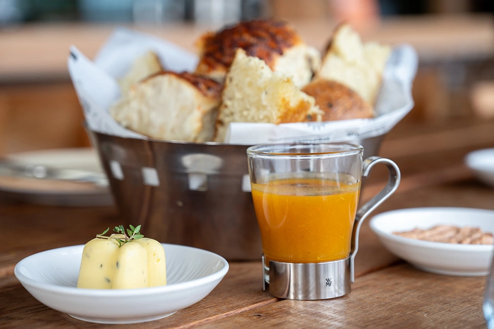 Panera y sopa de calabaza y zanahoria junto a la lactonesa de tomates ahumados y mayonesa ahumada, Foto: Javier Noceti