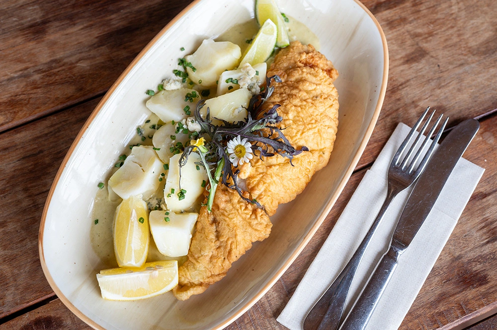Pescado a la marinera con papas al natural y roquefort. Foto: Javier Noceti
