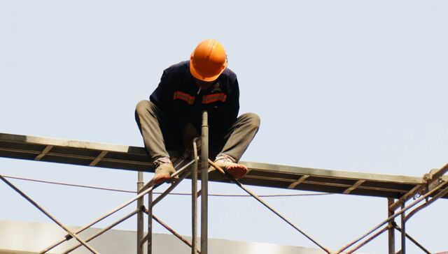 Trabajador internado grave luego de caer de más de cuatro metros