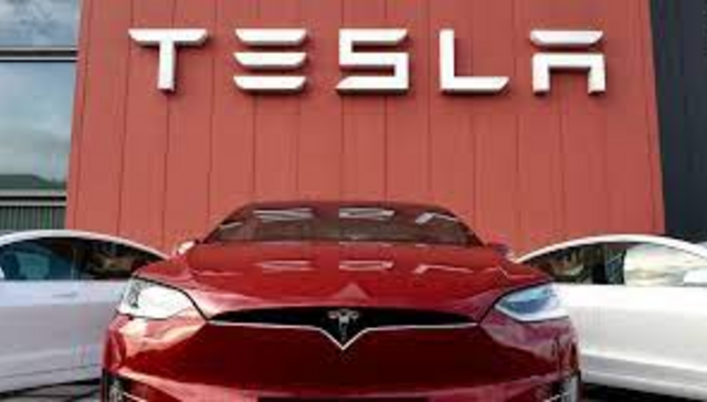 Acciones de Tesla bajan 14% tras incumplir expectativas de ganancias