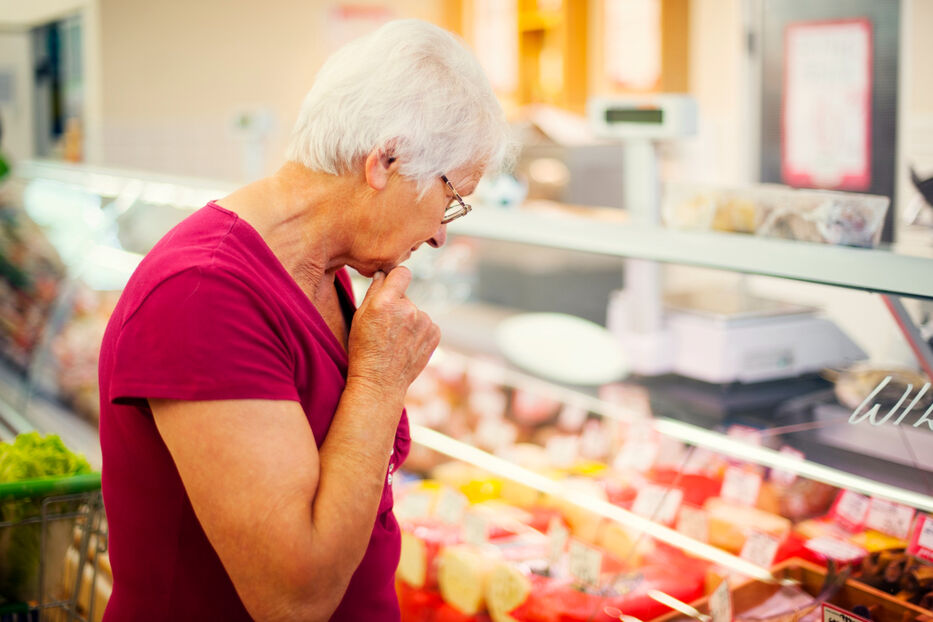 mujer adulta en el supermercado. Foto: Freepik