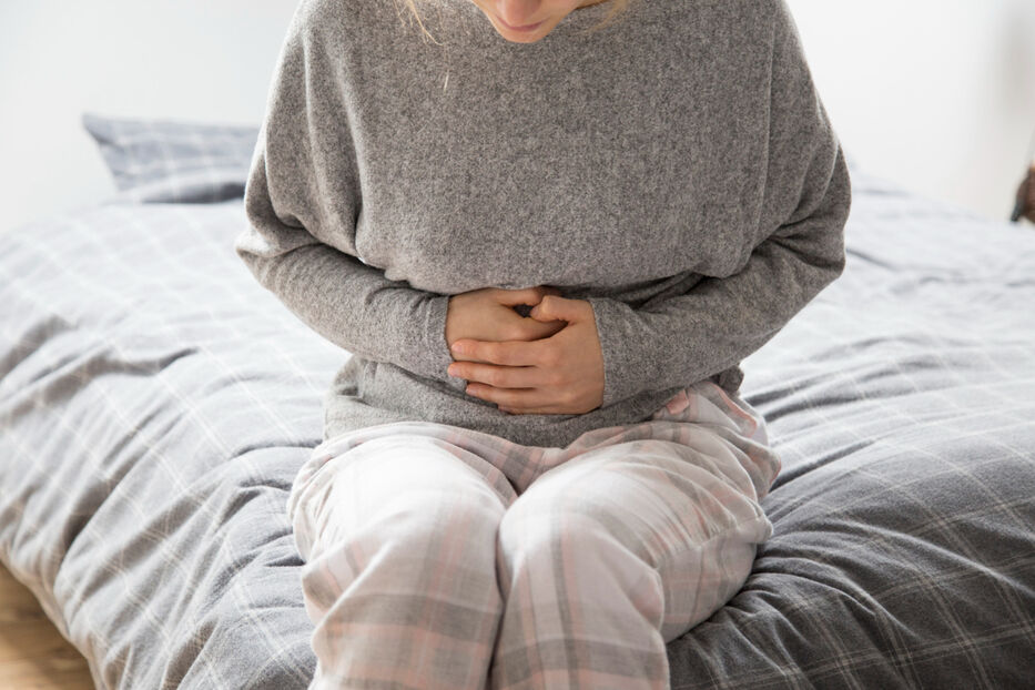 Persona con dolor por síndrome de intestino irritable. Foto: Freepik