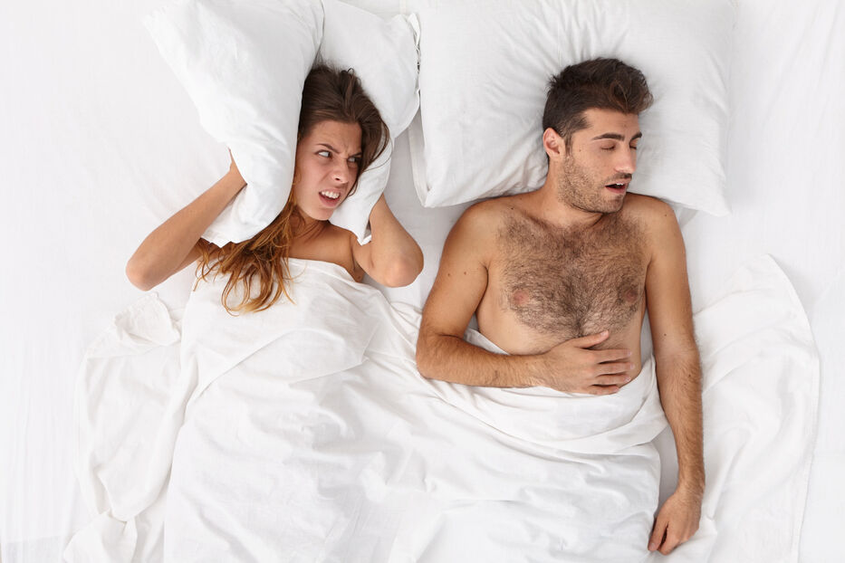 Hombre roncando con su pareja en la cama. Foto: Freepik