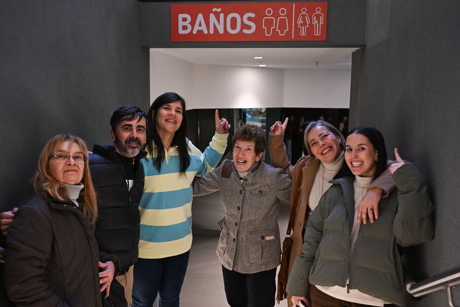 Grupo de Ostomizados UY en inauguración de baño en Montevideo Shopping. Foto: Álvaro Portillo