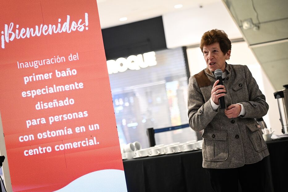 Rosana García en la inauguración del baño para ostomizados. Foto: Álvaro Portillo
