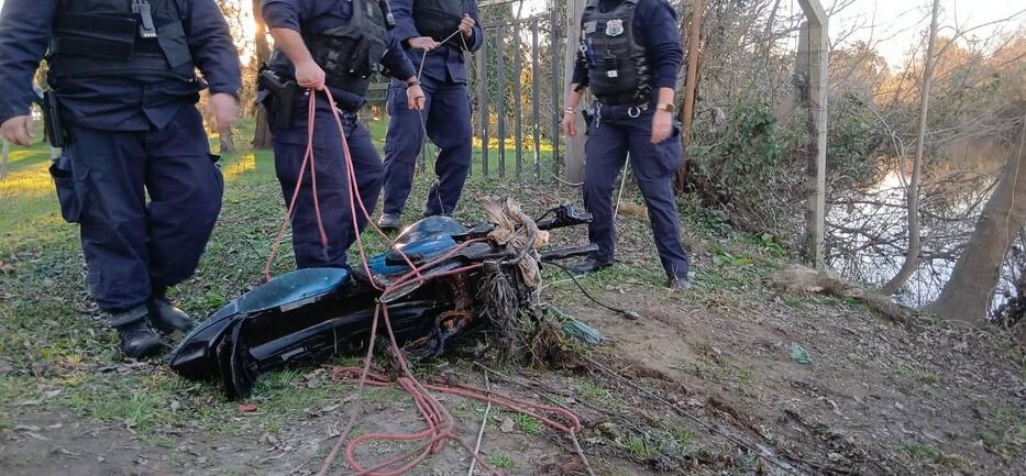 Hacían pesca magnética en arroyo de Cerro Largo y encontraron un objeto robado hace años
