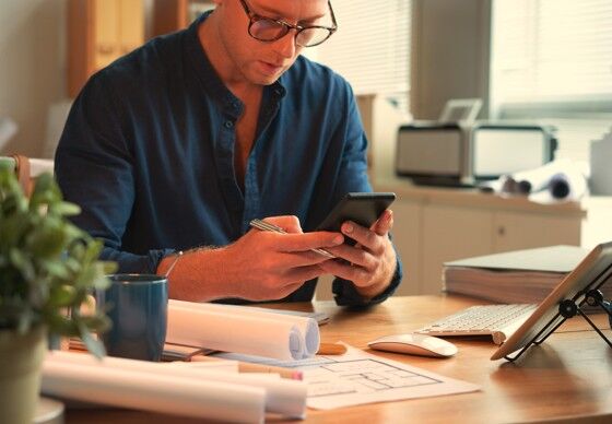 Claude Cowork llega al celular y la web para trabajar en segundo plano