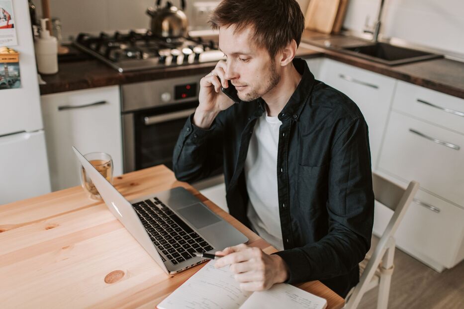 Joven busca trabajo desde su casa. Foto: Pexels