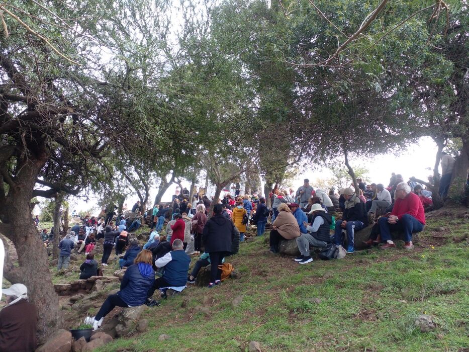 Peregrinos en la Gruta del Padre Pío.