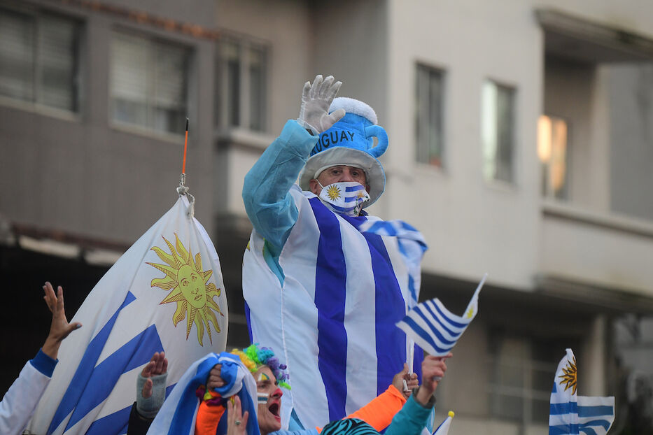 Opinión | Uruguayos campeones: tres millones atrás de una pelota de papel