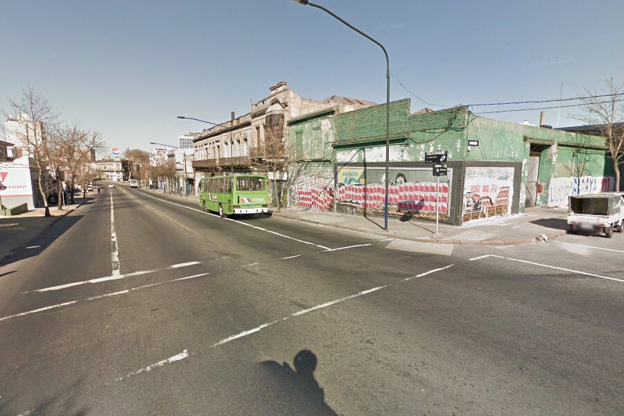Un peatón cruzaba la calle en rojo, trastabilló y lo atropelló un ómnibus en Montevideo