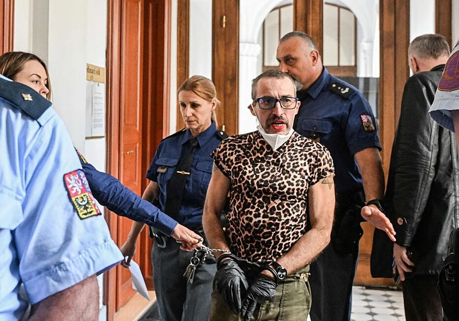 Neonazi que se cambió de género para ir a cárcel femenina fue trasladado a una de hombres