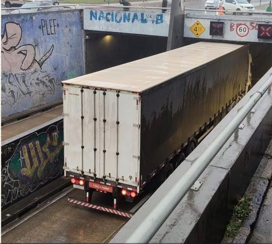 Brasileño intentó pasar túnel de 8 de Octubre, pero obstruyó el tránsito de Montevideo