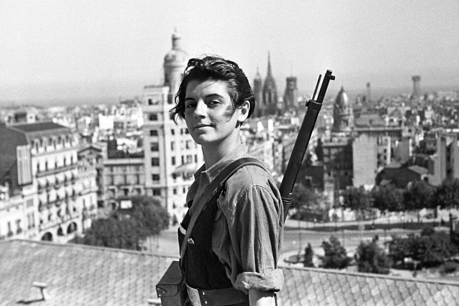 La chica del fusil: 90 años de una foto icónica cuya protagonista ignoró casi hasta el fin