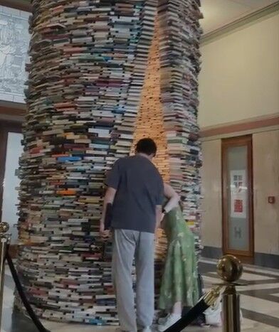 La torre de libros de Praga que convirtió el conocimiento infinito en una obra de arte