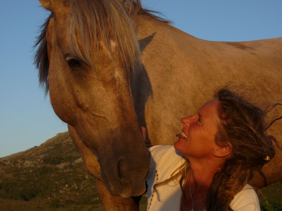 Es austríaca, se instaló en sierras de Rocha y vive de entender el lenguaje del caballo