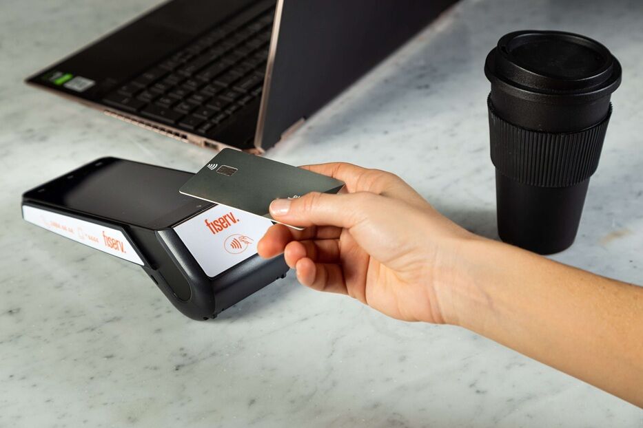 Fiserv apuesta a que la terminal deje de ser solo una máquina de cobro