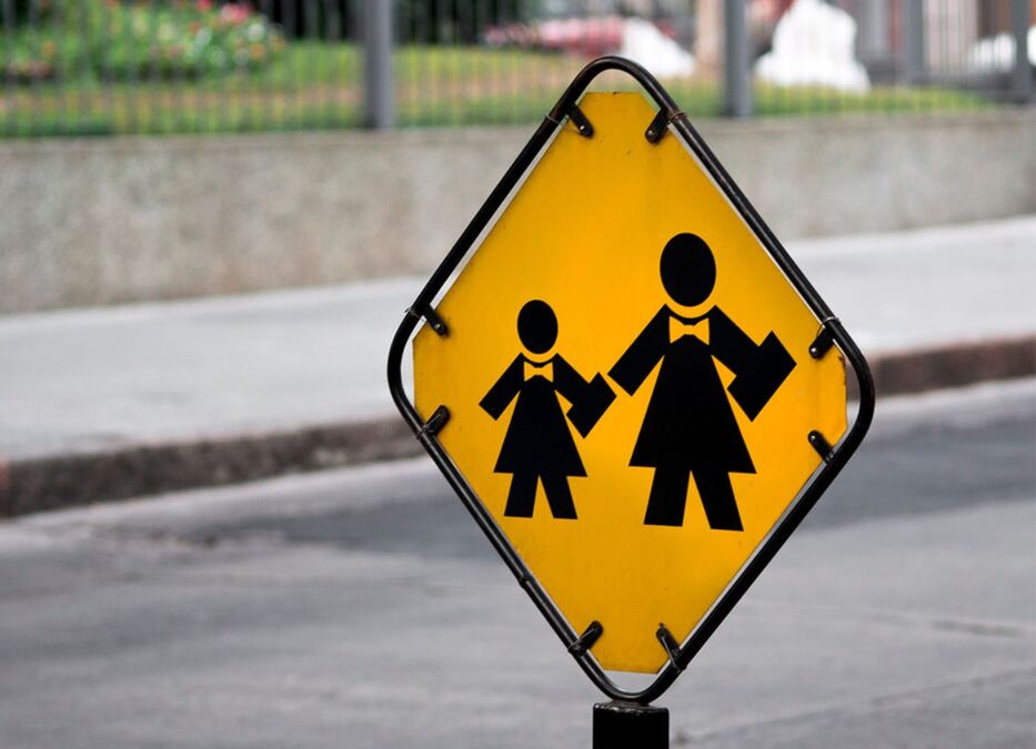 Madre de alumna empujó y amenazó a directora que le impidió llegar a agresora de su hija