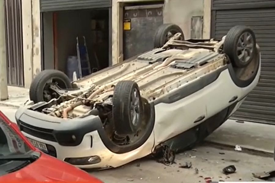 Conductora ebria chocó varios autos estacionados y volcó a metros de una feria en Cordón