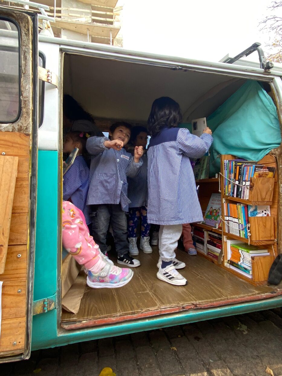 Niños interesados en los libros.