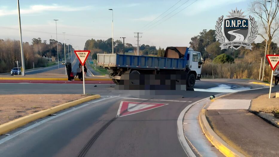 Siniestro fatal en ruta 6: motociclista murió al chocar contra un camión en una rotonda