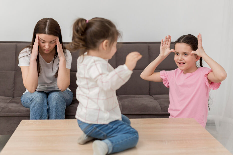 Niñas hacen que quieren frente a su madre.