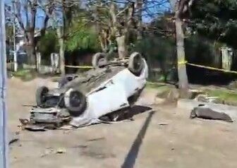 Un auto quedó dado vuelta en Punta Gorda en medio de una avenida que está en obras