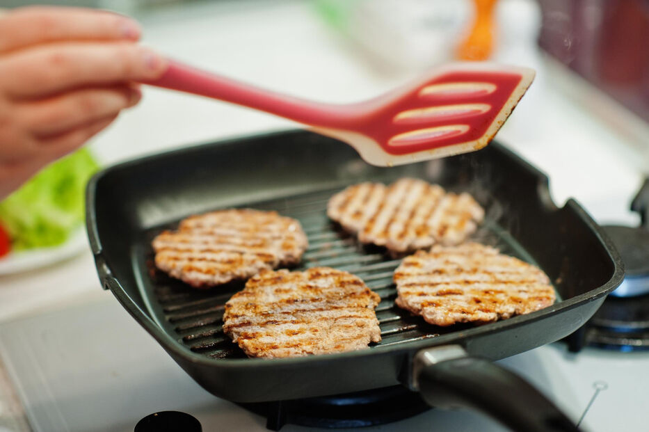 Disruptores endocrinos y salud hormonal femenina: lo que se cocina en tu cocina