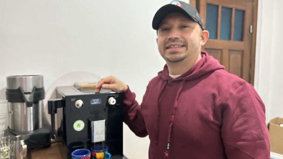 Es colombiano, vino desde España y vende café en Tristán Narvaja: la historia de César