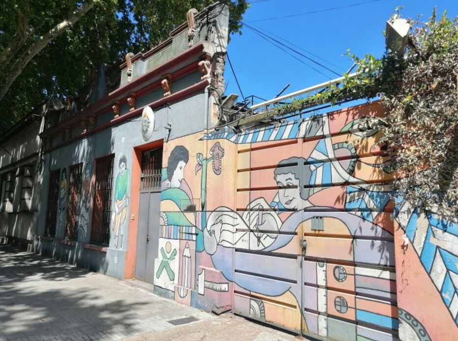 Acribillaron a interno de Inisa en la puerta del centro y las balas atravesaron el portón