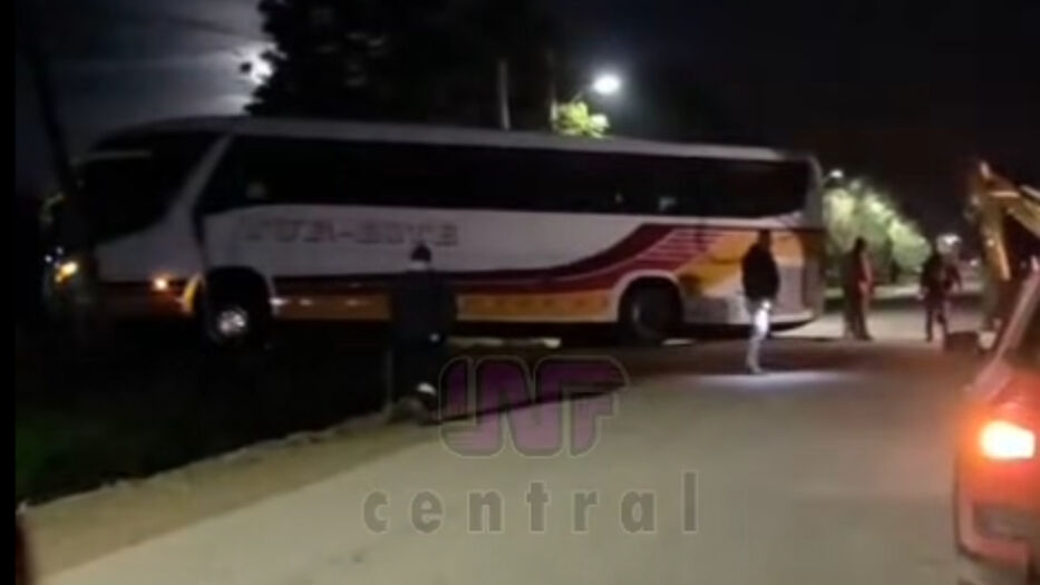 Ómnibus quedó colgando sobre una zanja cerca de la parada 18 de Barra del Chuy