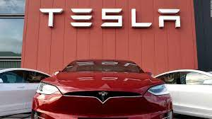 Acciones de Tesla bajan 14% tras incumplir expectativas de ganancias