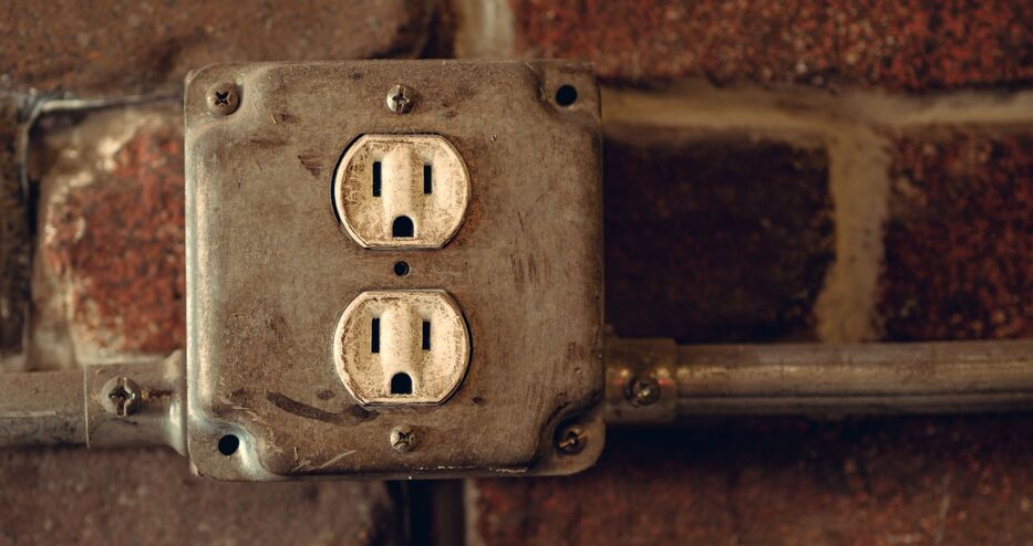 Esposo e hijos de una mujer murieron intentando salvarla de electrocución; ella está grave