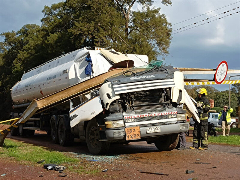 Brutal choque en Nueva Palmira: camionero murió tras impactar contra limitador de altura
