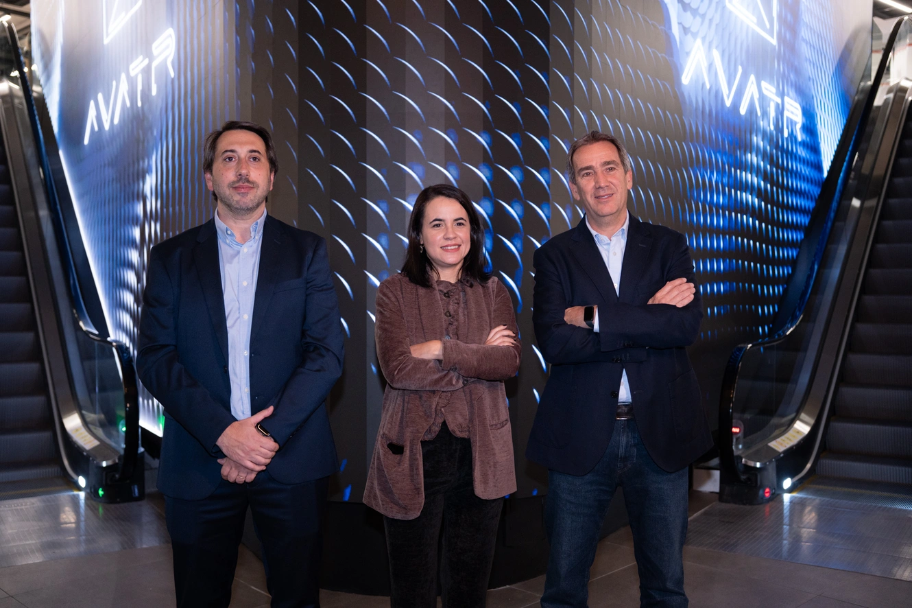 Andres Ciccariello, gerente de vehículos retail y corporativo; Natalia Albanese, country manager para Uruguay; Omar Daneri, CEO de Grupo Antelo.&nbsp;Foto: cedida a Montevideo Portal