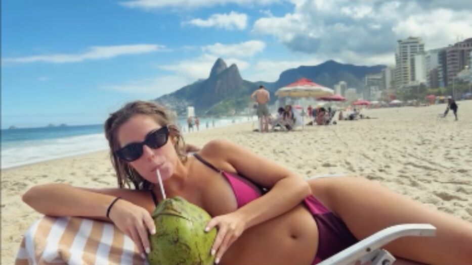 Cami Rajchman deslumbró desde Brasil tomando agua de coco y en bikini: “Una garota feliz”