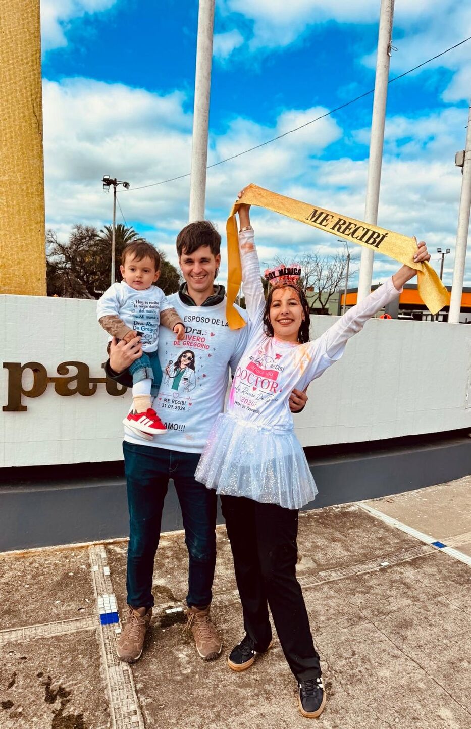 Evelyn junto a su esposo Lucas y su hijo Mateo.