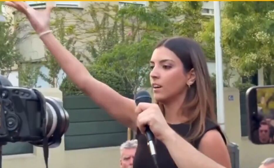 Polémica en Madrid: activista Isabel Peralta hizo saludo nazi en la embajada de Marruecos