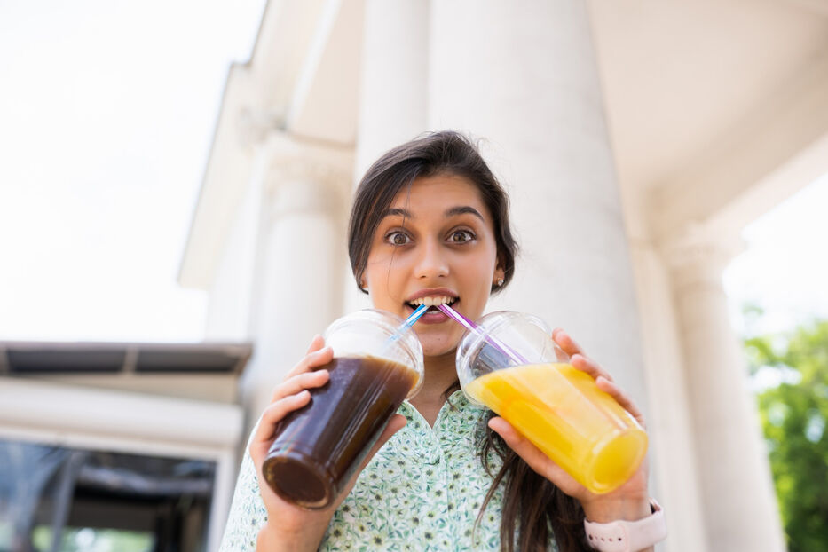 Tomar refrescos y jugos en la infancia eleva el riesgo de hipertensión en la adultez