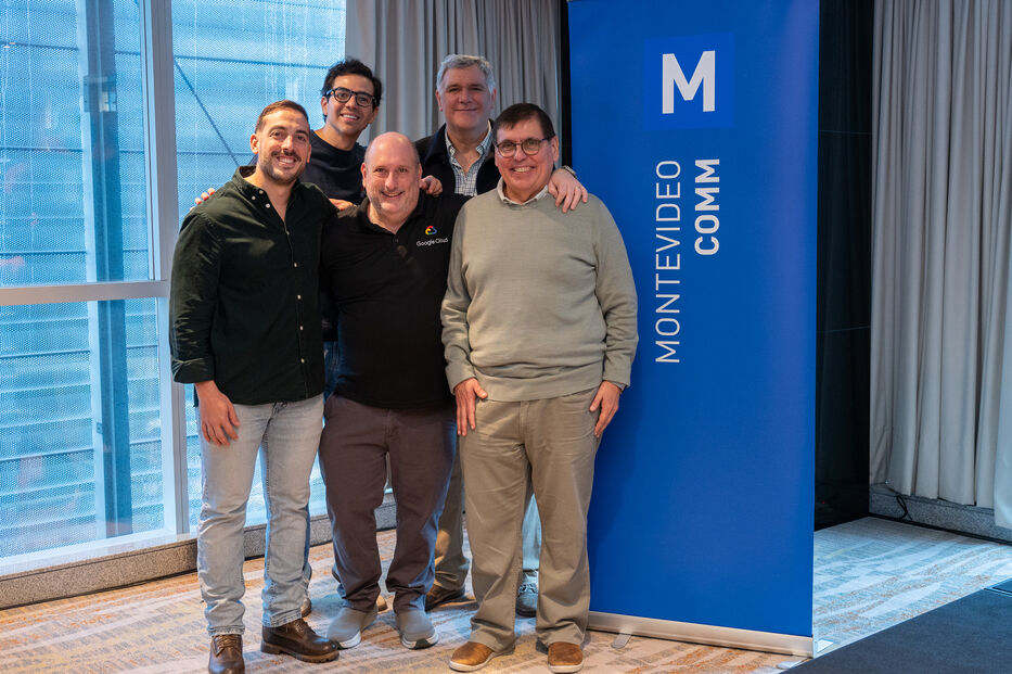Fernando Beloso, Carlos Navarro, y Hernán Conosciuto, Google Cloud; Nicolás Gutiérrez Brum, asesor en Desarrollo de Negocios para Montevideo COMM; Víctor Villar, director de Montevideo COMM.&nbsp;Foto: Javier Noceti