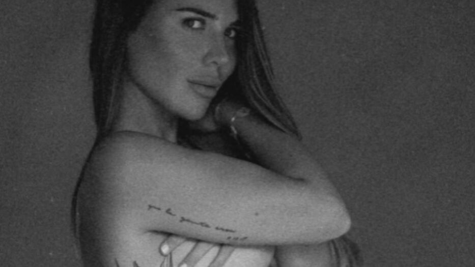 A la espera de su bebé, Mina Bonino impactó con una foto en topless en las redes